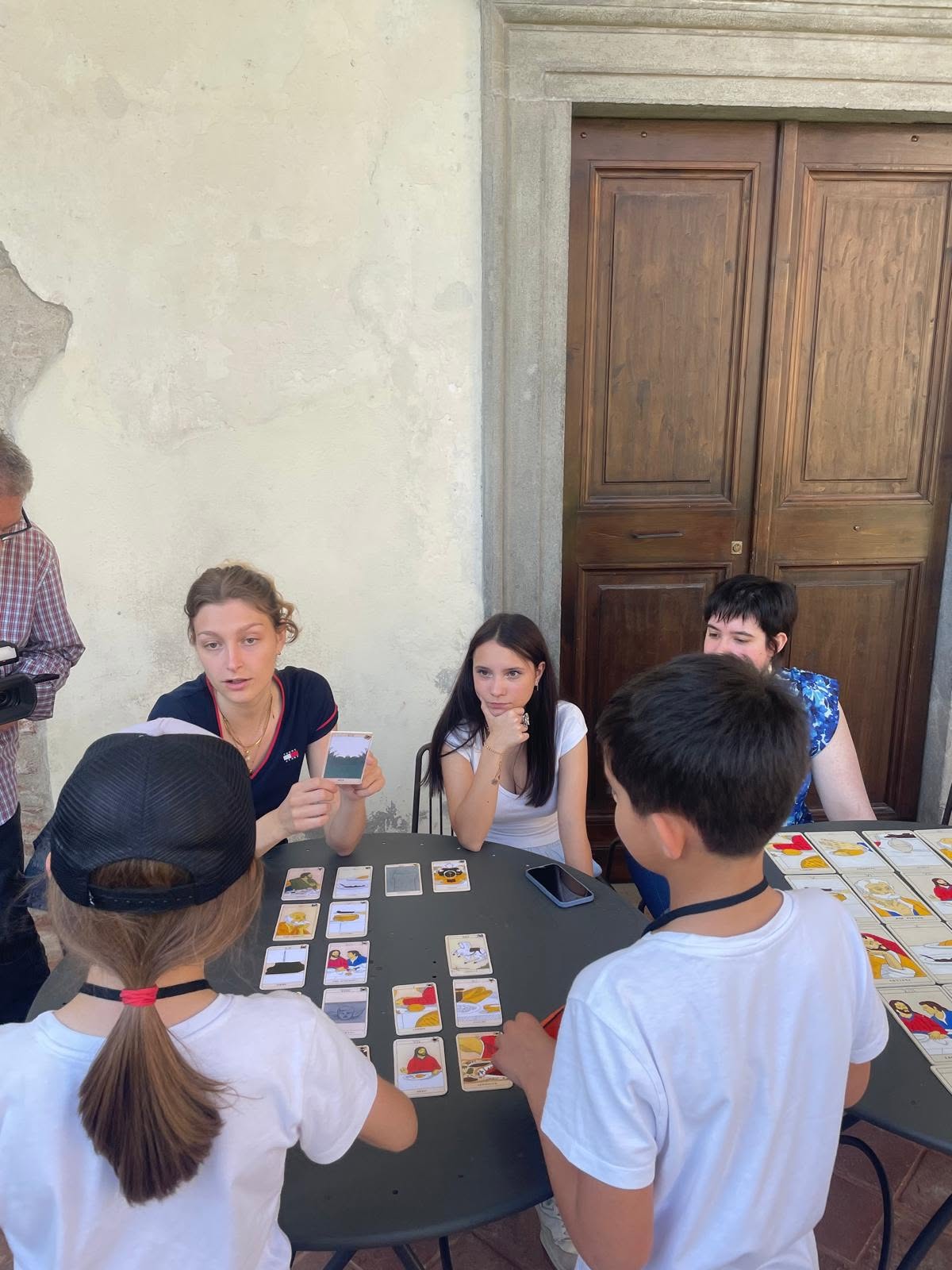 I bambini ritirano le carte per la caccia la tesoro